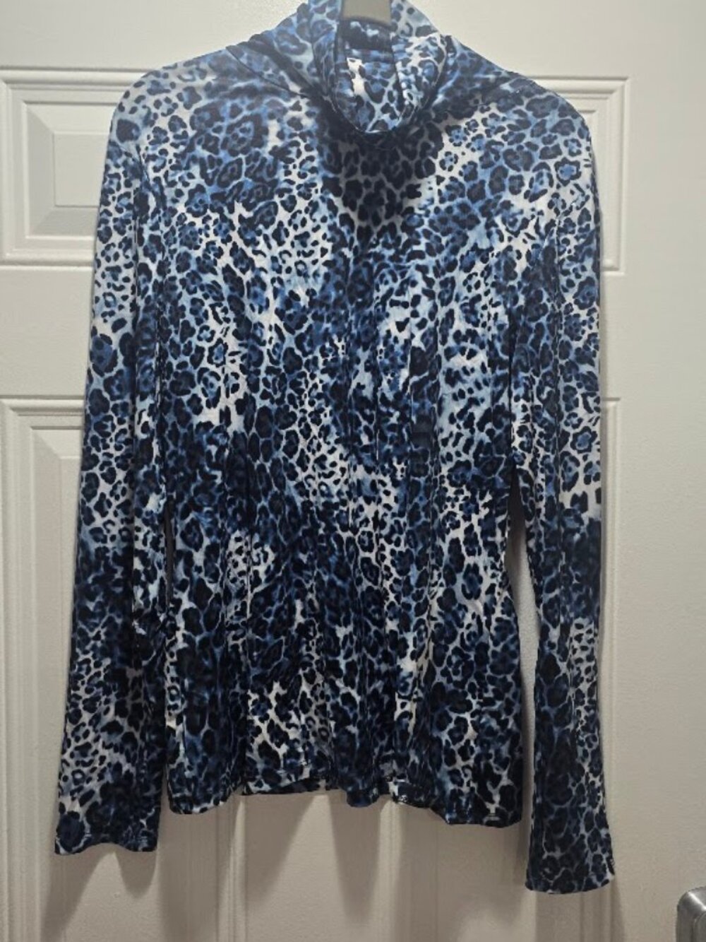 Boston Proper Blue Leopard Print Turtleneck Long Sleeve Top – Women's Size Large